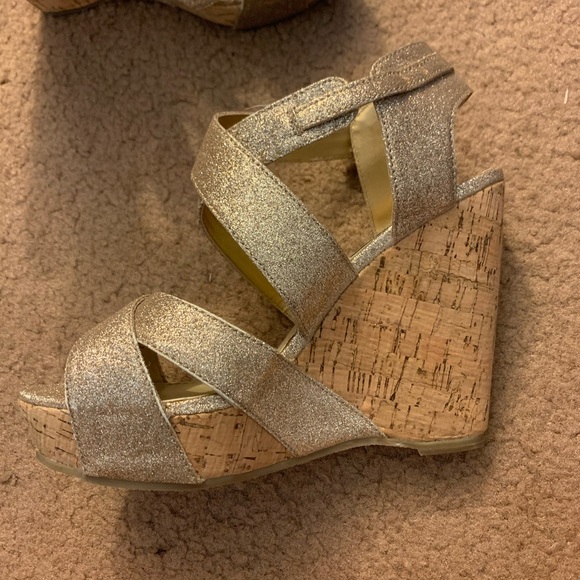 Steve Madden Gold Glitter Wedge Platform Heels - Picture 5 of 12